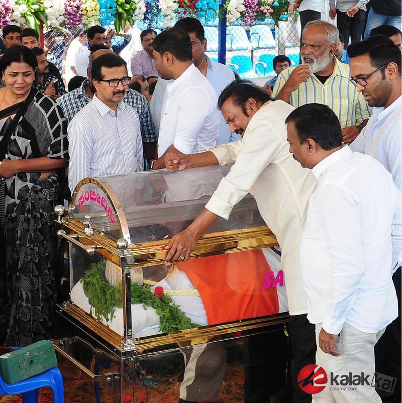 Celebs Pay Last Respects To Kannada Actor Ambareesh Photos