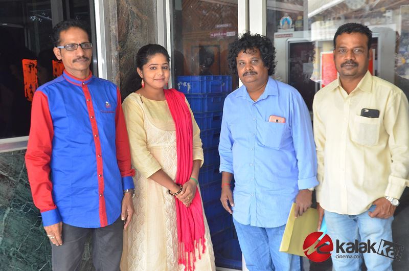 Bayangaramana Aalu team visits Udhayam Theatre