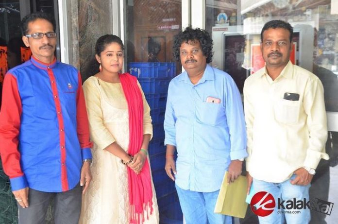 Bayangaramana Aalu team visits Udhayam Theatre