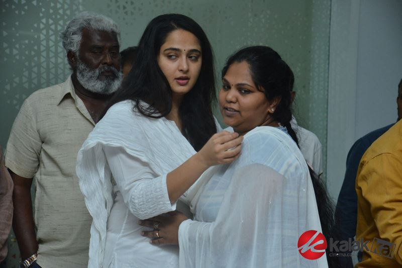 Celebrities Pay Homage To Arundhati Movie Director Kodi Ramakrishna