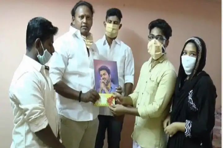 Thalapathy Vijay Helps to Pregnant Lady