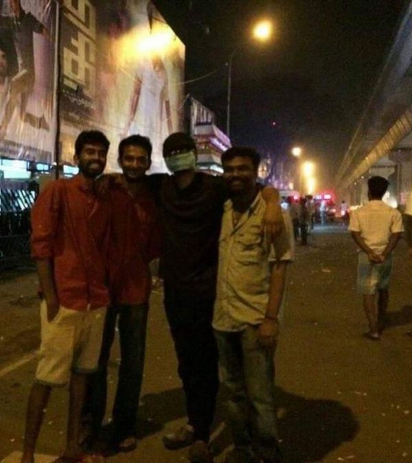 Vijay Watched Kaththi FDFS With Fans