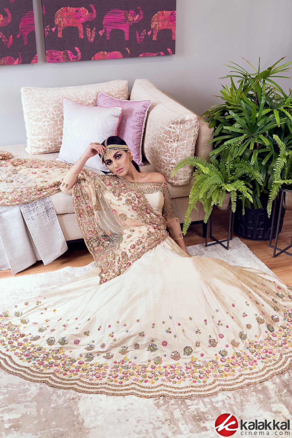 Actress Yashika Aannand Latest Photos