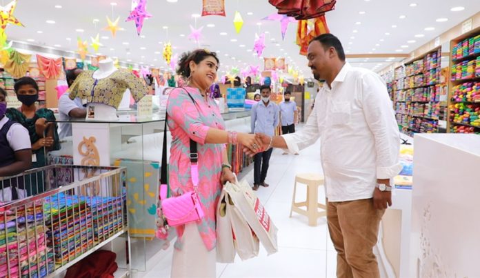 Vanitha Vijayakumar Shopping in Velavan Stores