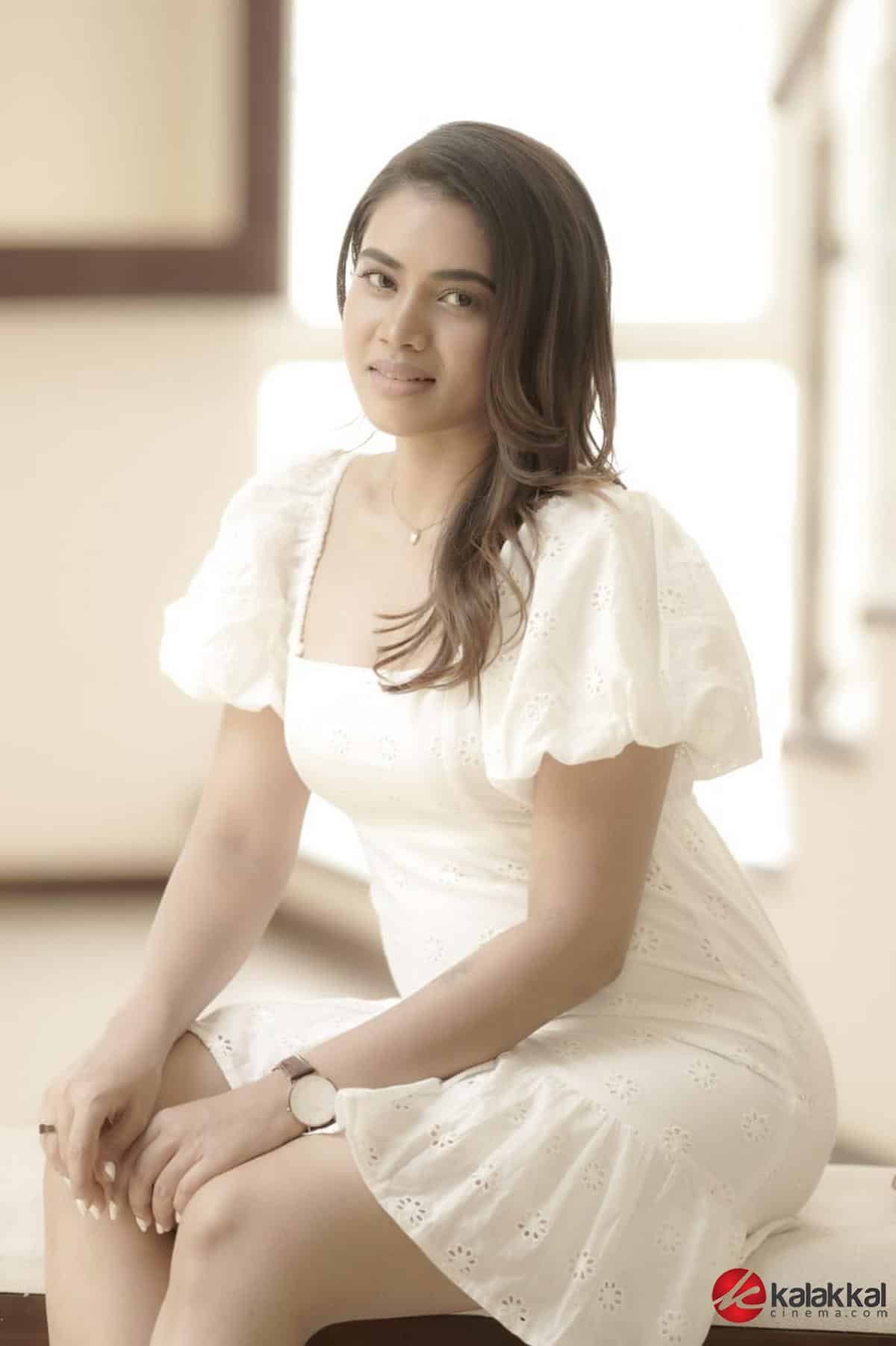 Actress Aarthi Subash Latest Photoshoot (7)